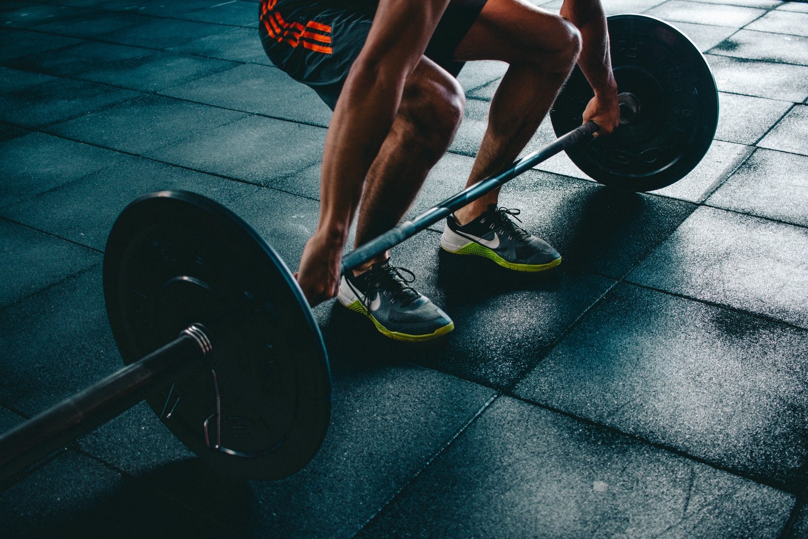 Man doing a dead lift at the gym.